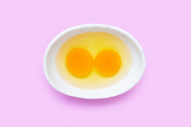 Pourquoi y a t’il 2 jaunes dans un œuf ?