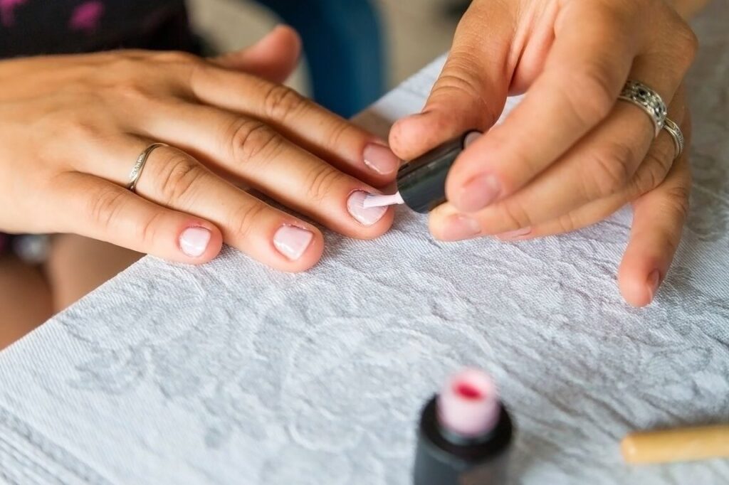 Comment enlever du vernis sur du tissu sans l’abîmer ?