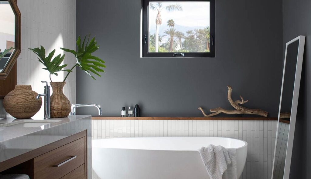 Comment intégrer des touches de couleur dans une salle de bain grise pour la revitaliser ?