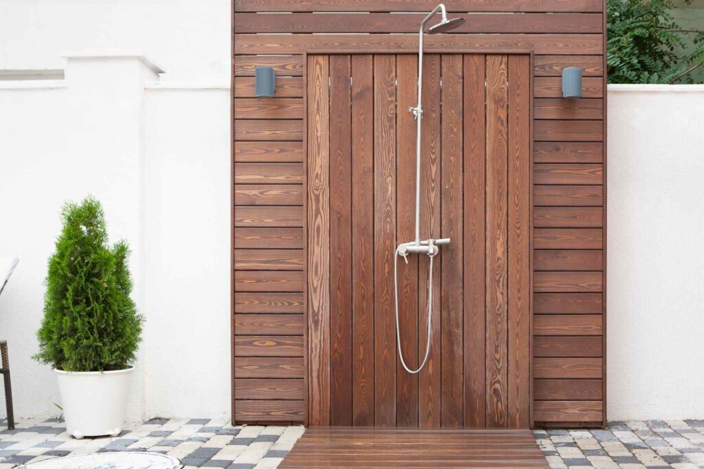 Comment installer une douche extérieure pour transformer votre jardin ?