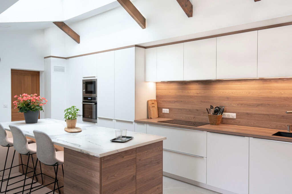 Comment intégrer une cuisine bois blanche dans votre maison moderne ?