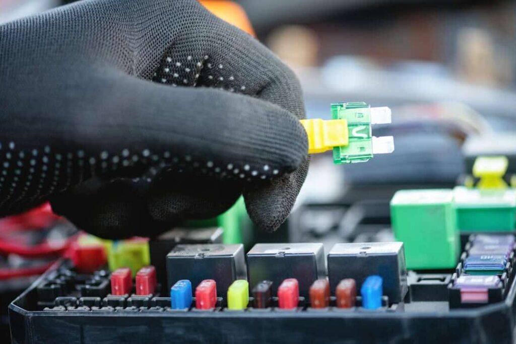 Comment savoir si un fusible est mort ? Les signes qui ne trompent pas