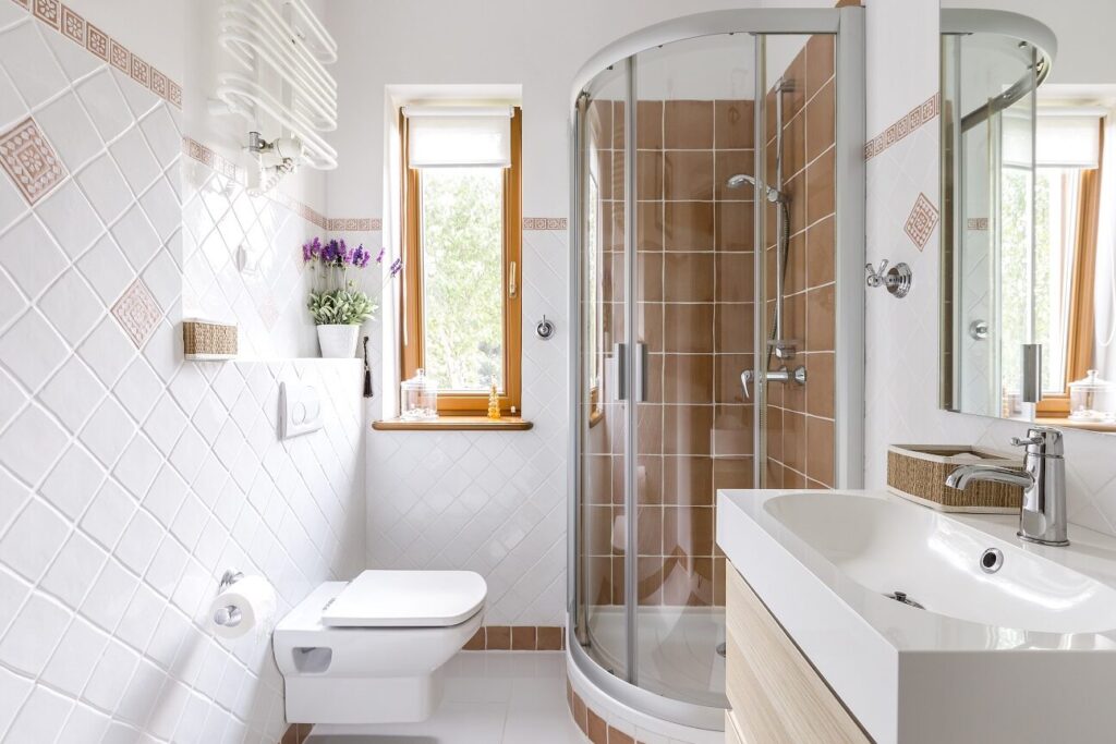 Comment optimiser l&rsquo;aménagement d&rsquo;une petite salle de bain ?