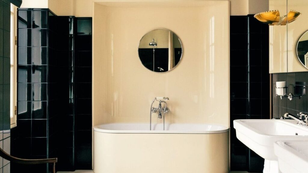 Salle de bain noire : comment adopter cette tendance chic et intemporelle ?