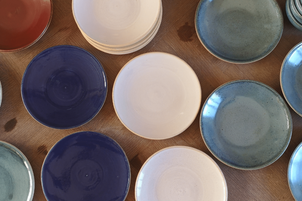 Choisir sa vaisselle en grès : esthétique et durabilité à votre table
