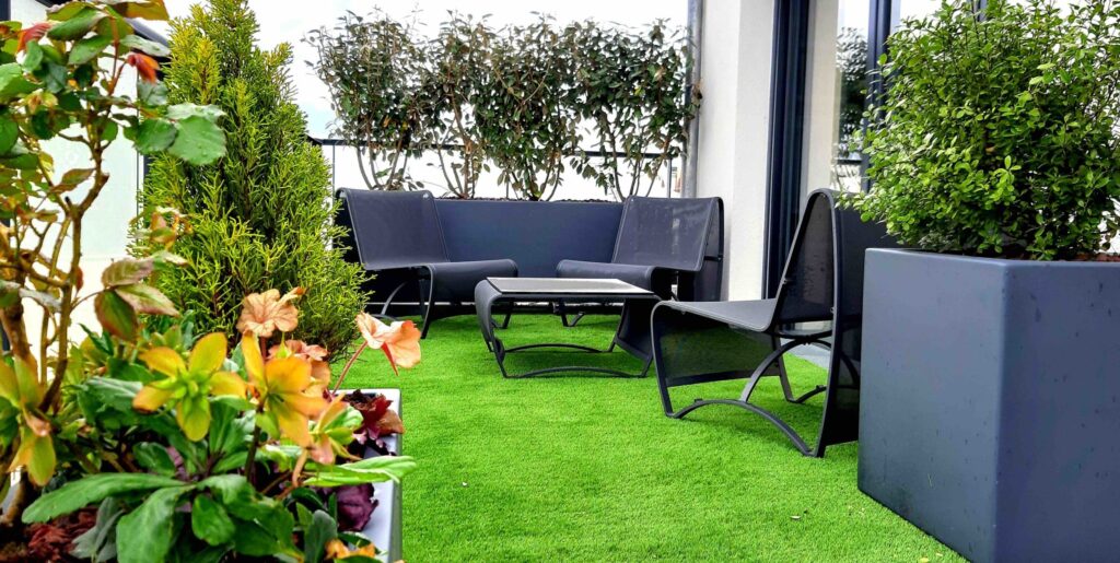 Comment embellir votre espace extérieur avec du gazon synthétique : idées et astuces déco jardin