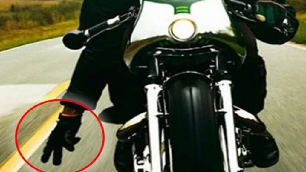 Pourquoi les motards font le signe V ?