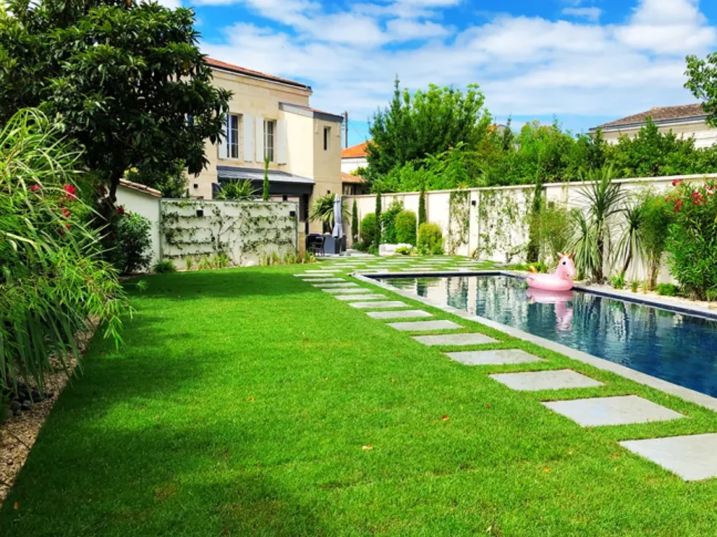 Aménager une piscine dans un petit jardin : astuces et inspirations
