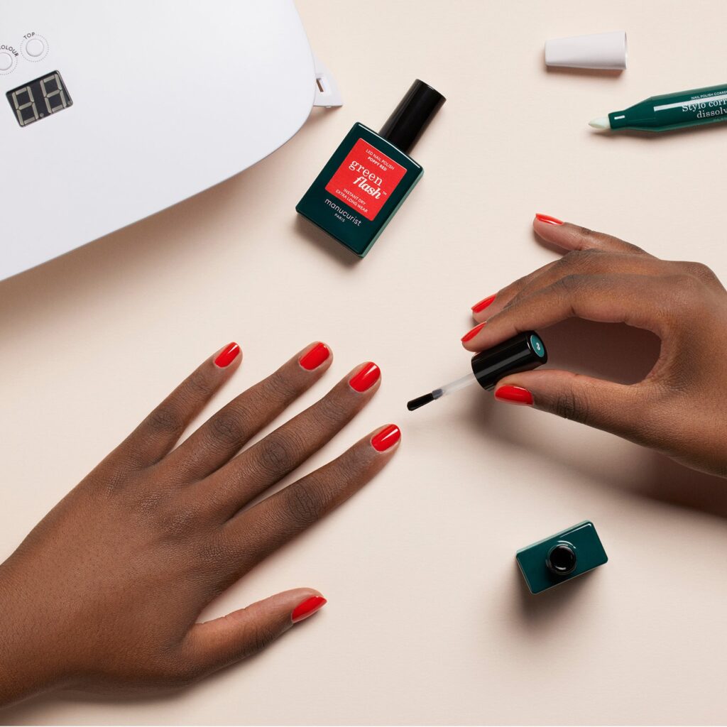 Application d'un top coat pour une finition brillante et protectrice de la manucure