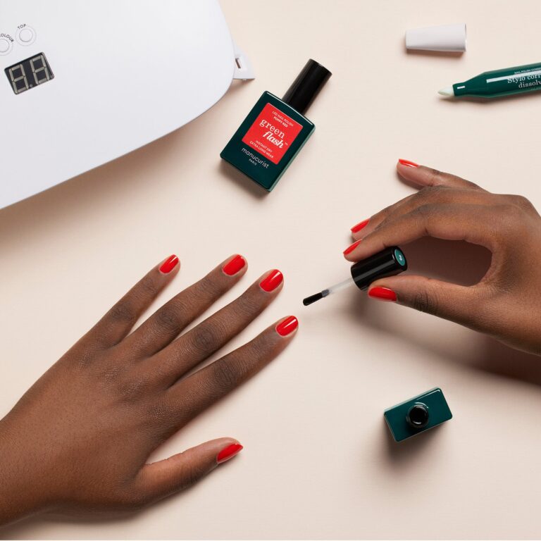 Application d'un top coat pour une finition brillante et protectrice de la manucure