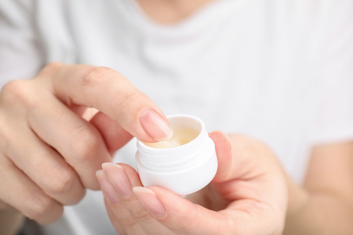 Application de vaseline sur les mains