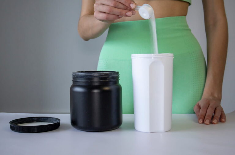 Les BCAA en poudre dans une cuillère, un complément essentiel pour la récupération musculaire