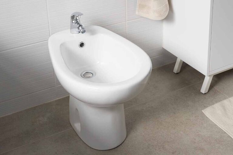 Un bidet moderne installé dans une salle de bain élégante, parfait pour une bonne hygiène intime.