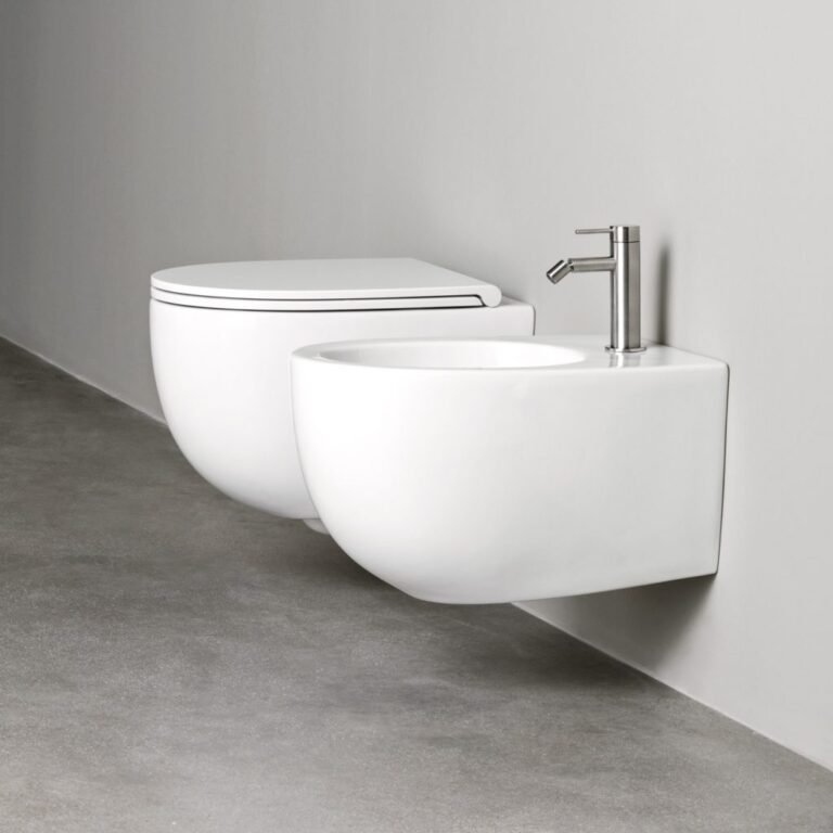 Bidet moderne installé dans une salle de bains lumineuse