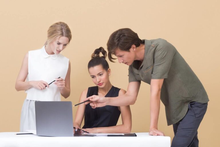Un professionnel accompagne une personne dans la réflexion sur son bilan de compétences