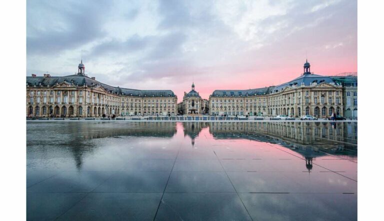 Vue panoramique de Bordeaux illuminée au crépuscule, idéale pour un week-end découverte.