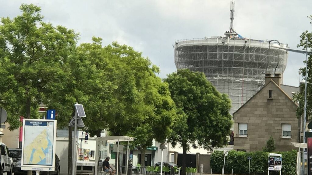Un château d'eau en pleine campagne assurant le stockage et la distribution de l'eau potable