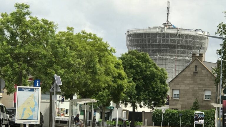 Un château d'eau en pleine campagne assurant le stockage et la distribution de l'eau potable