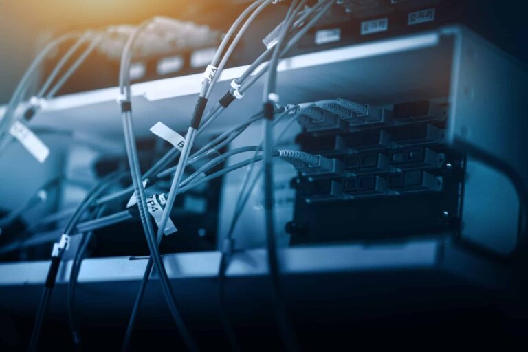 Câble de fibre optique connecté à un panneau de brassage, illustrant la rapidité et la fiabilité de cette technologie.