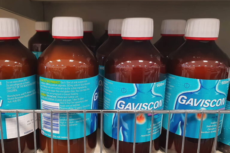 Flacon de Gaviscon avec une cuillère de suspension buvable, utilisé pour les brûlures d'estomac et reflux gastrique