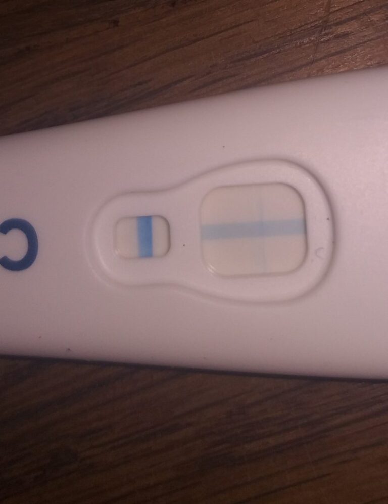Gros plan sur un test de grossesse montrant une ligne d'évaporation pour aider à la reconnaissance des résultats.
