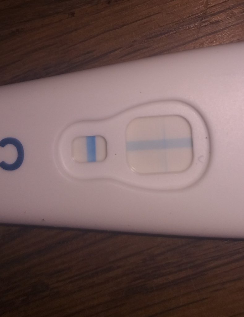 Gros plan sur un test de grossesse montrant une ligne d'évaporation pour aider à la reconnaissance des résultats.