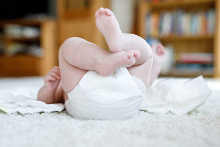Flacon de liniment oléo-calcaire posé sur une table, idéal pour le change de bébé.