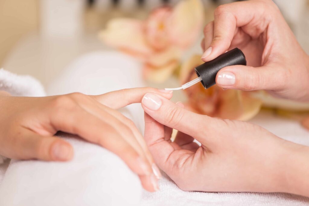 Primer pour ongles : essentiel pour une manucure longue tenue et sans décollement