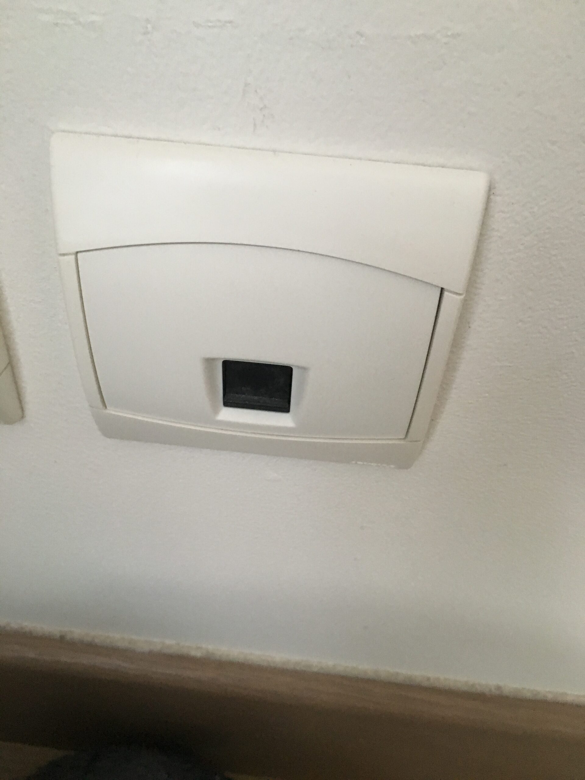 Comparaison entre une prise fibre optique et une prise RJ45