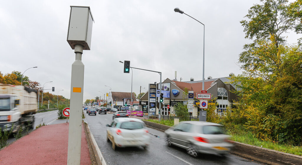 Radar automatique surveillant un carrefour avec des feux rouges