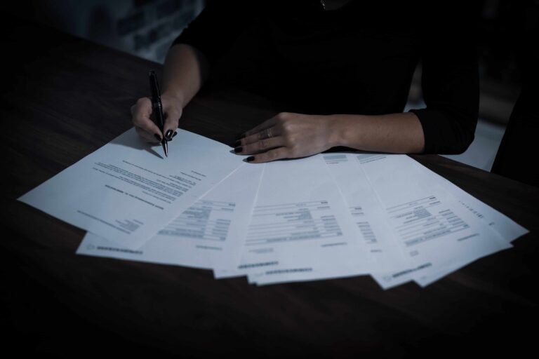 Signature d'un titre de propriété officialisant l'achat d'un bien immobilier
