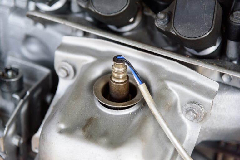 Gros plan sur une sonde lambda et son rôle essentiel dans le fonctionnement du moteur