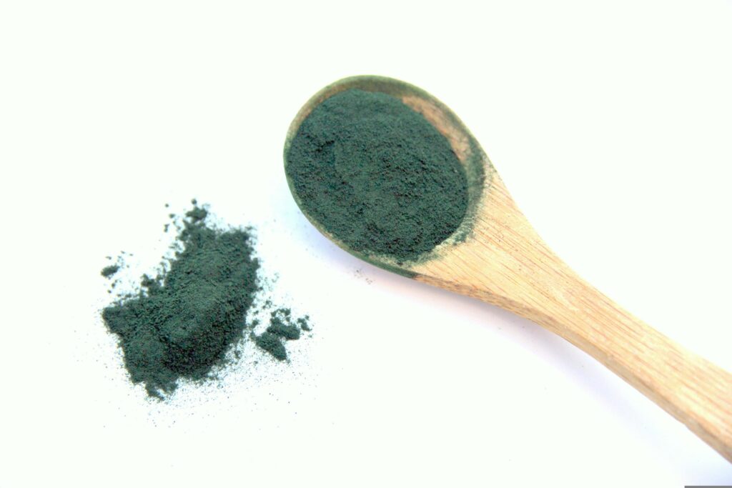 Gros plan sur de la spiruline en poudre et en comprimés, un superaliment aux multiples bienfaits
