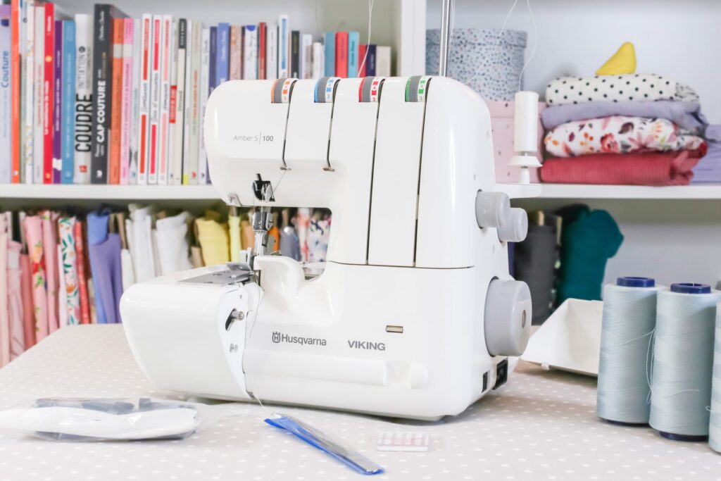Surjeteuse en action : un outil indispensable pour des finitions professionnelles en couture.