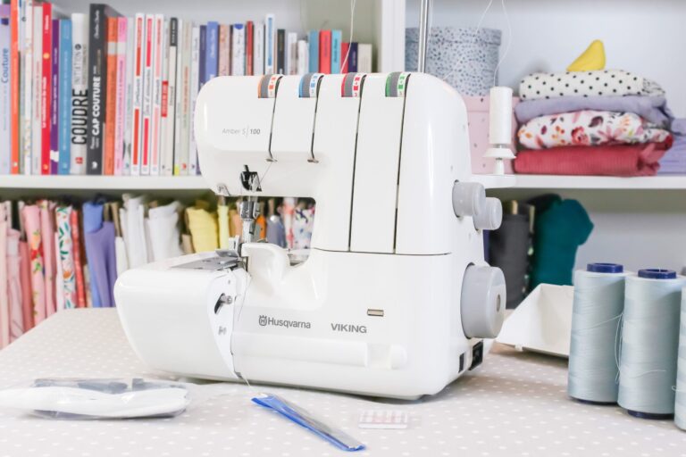 Surjeteuse en action : un outil indispensable pour des finitions professionnelles en couture.