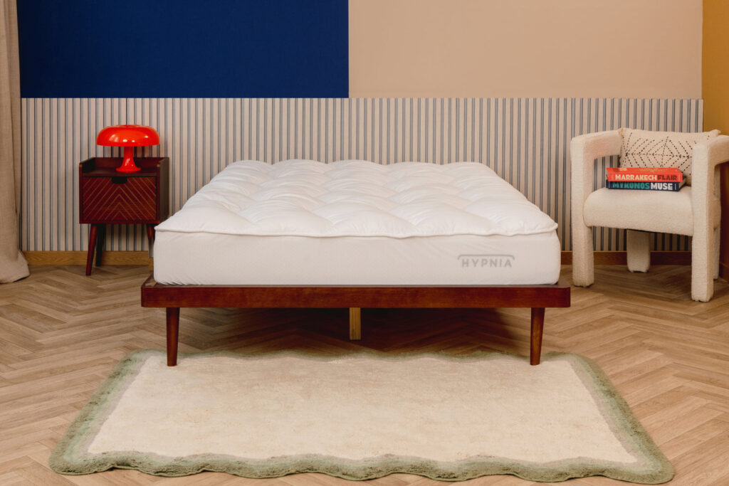 Un surmatelas confortable installé sur un lit pour améliorer le soutien et le moelleux du matelas.