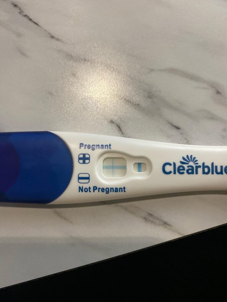 Test de grossesse montrant une ligne d'évaporation, source de confusion fréquente