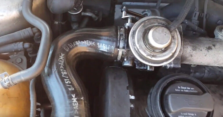 Gros plan sur une vanne EGR en métal, élément clé du système antipollution des moteurs diesel
