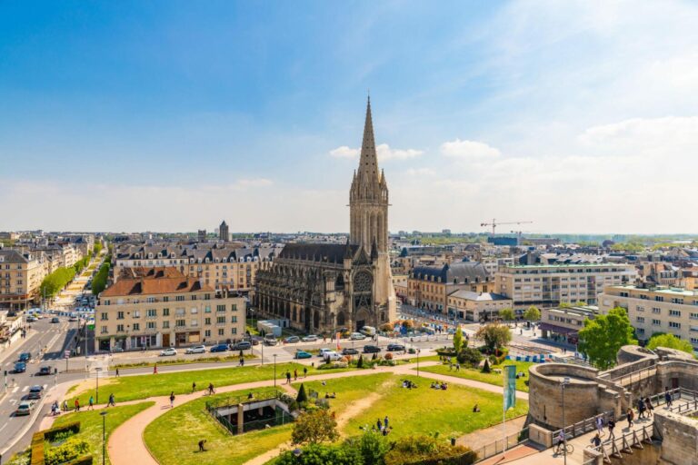 Vue panoramique de Caen avec ses monuments emblématiques et son architecture historique