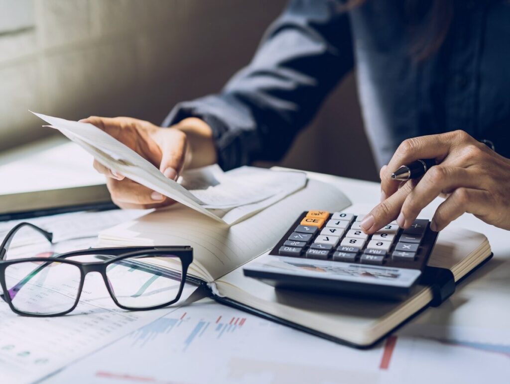 Salaire 1350€ net et chômage : témoignages et calculs réels