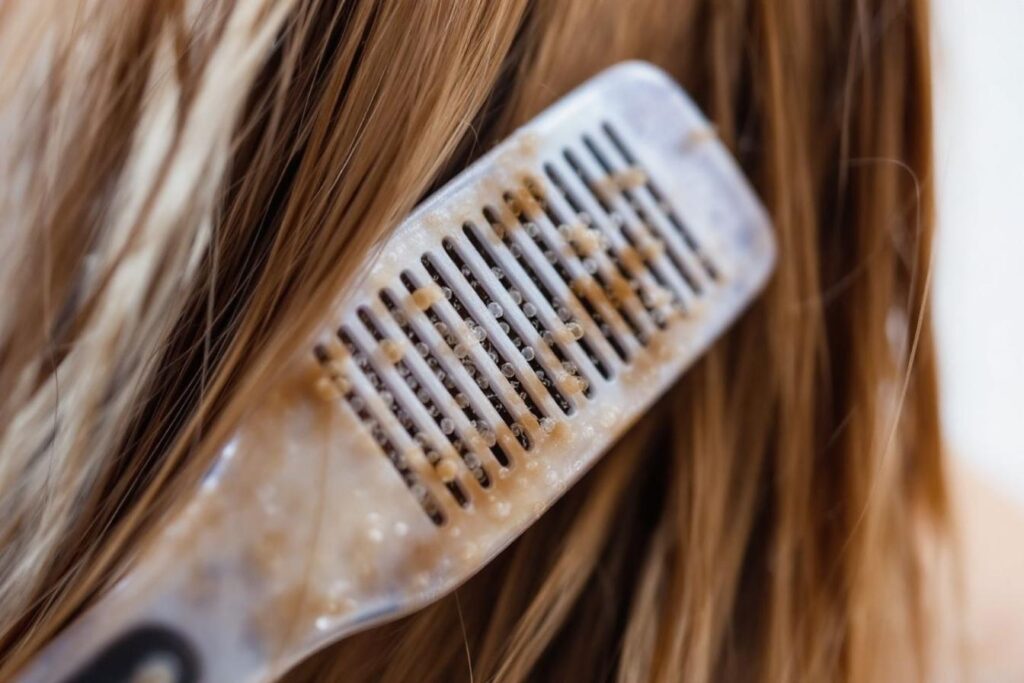 Astuce simple pour décoller les lentes sans abîmer les cheveux