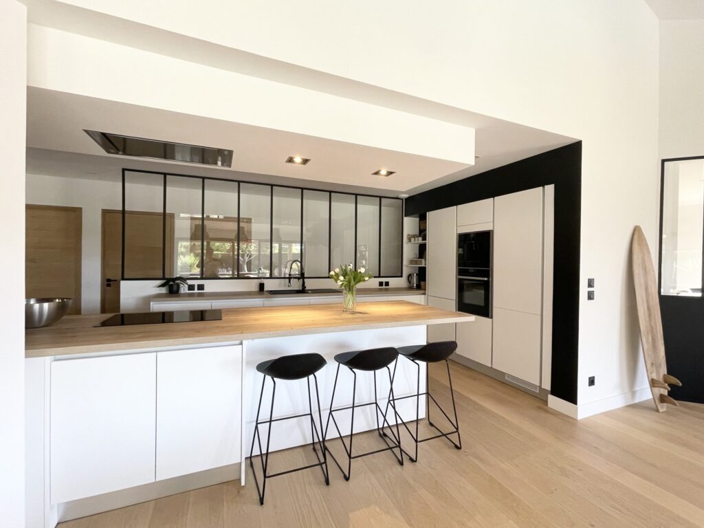 Comment intégrer une verrière dans votre entrée pour agrandir votre espace cuisine ?