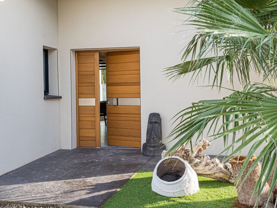 Déco de porte : comment transformer l’entrée de votre maison avec style ?