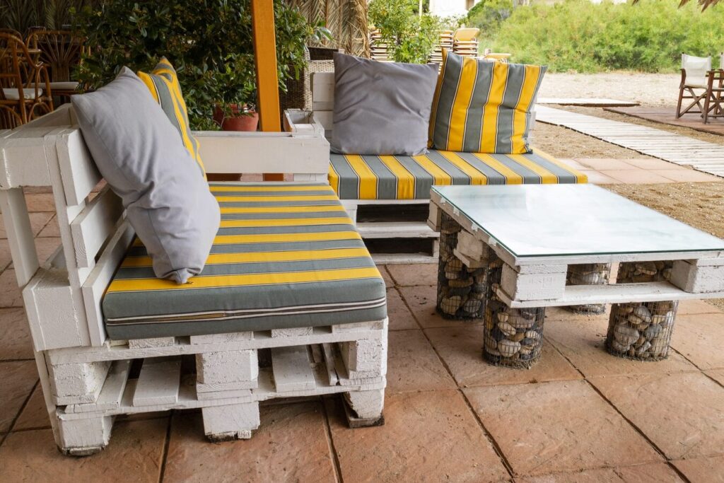 Comment créer un salon de jardin élégant avec des palettes ?