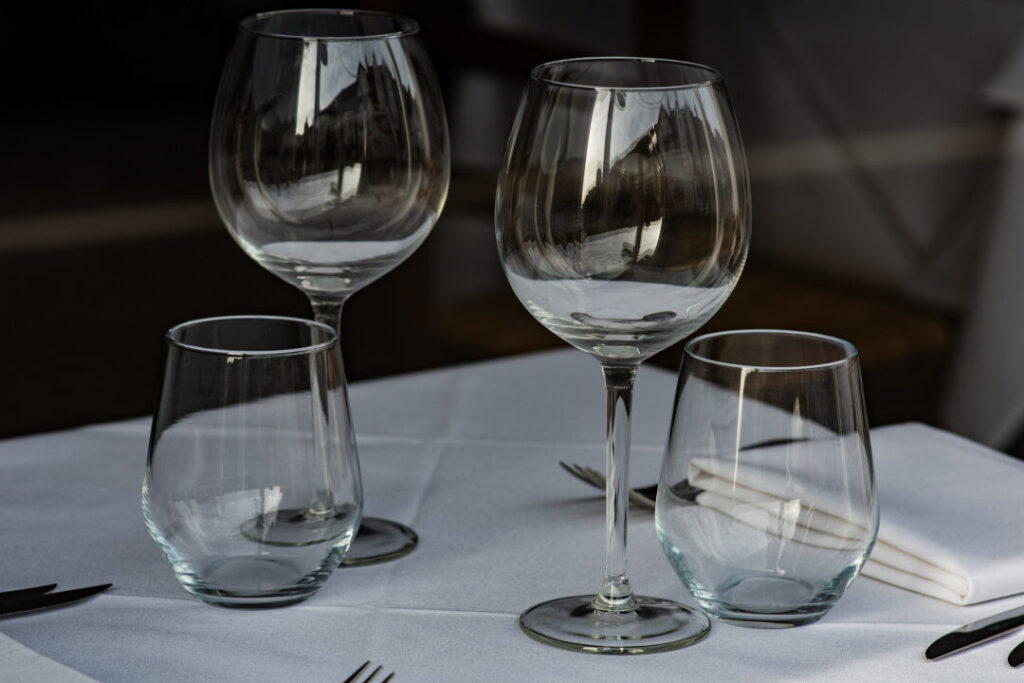 Comment placer correctement les verres sur une table de réception ?