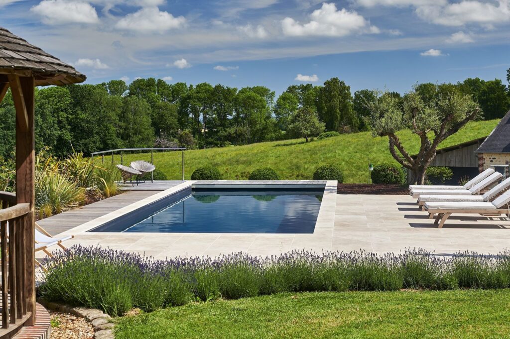 Comment réussir l’aménagement de votre piscine moderne : tendances et conseils