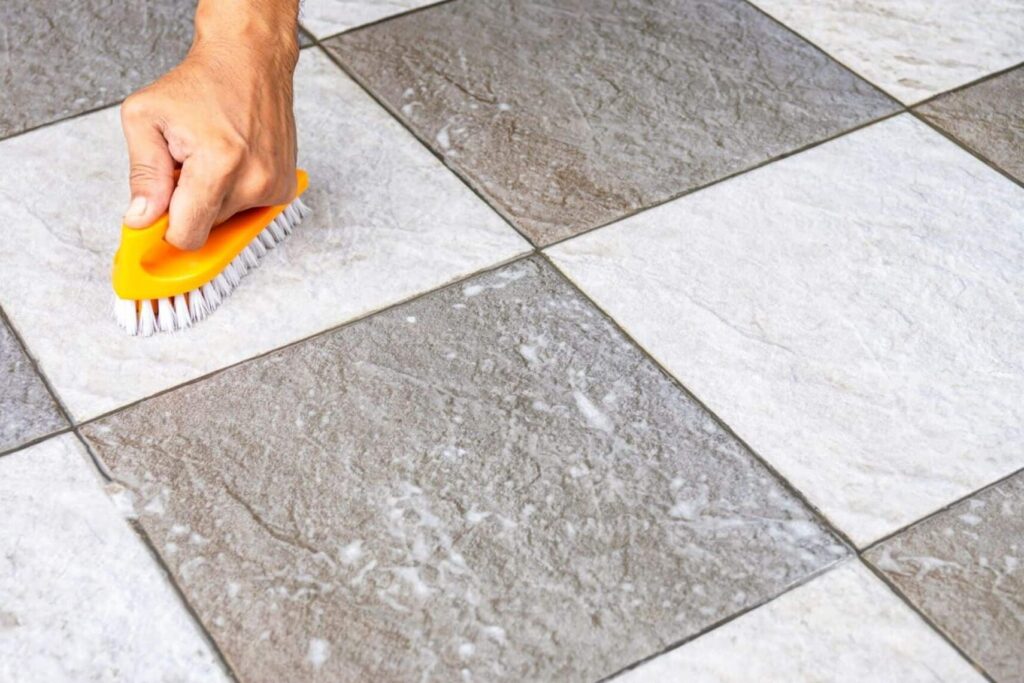Pourquoi votre carrelage devient terne après chaque lavage et comment y remédier ?