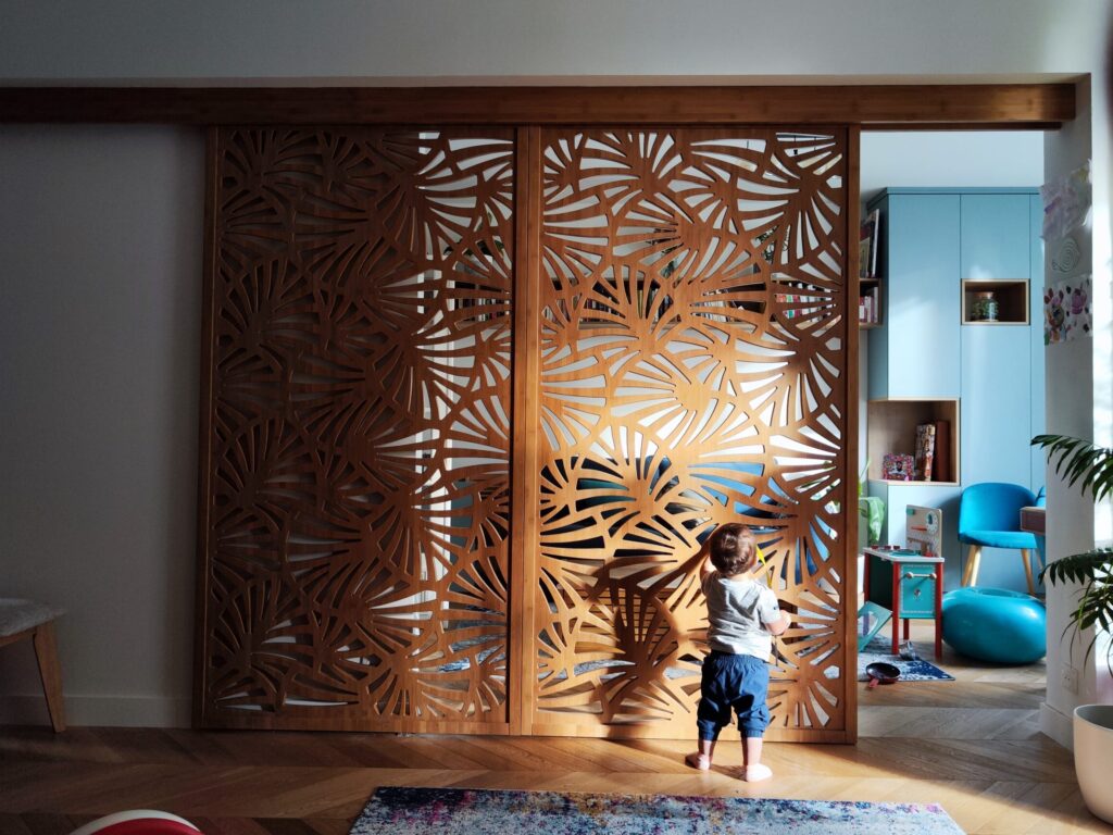 Comment intégrer une porte coulissante en bois massif dans votre décoration intérieure ?