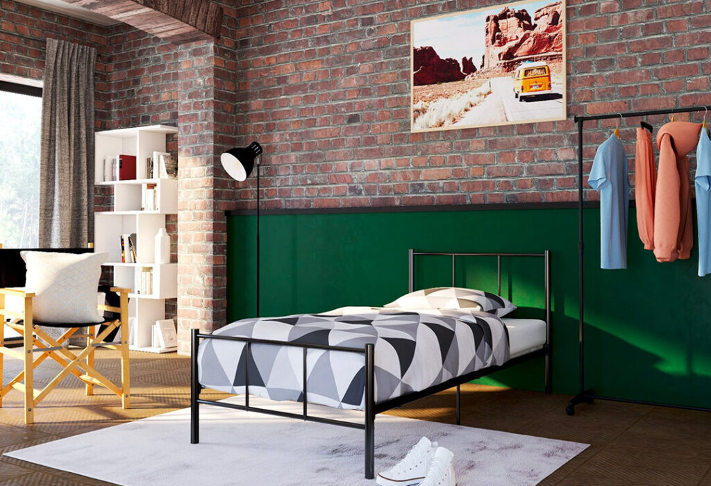 Comment réussir la décoration de votre pièce avec un mur moitié peinture, moitié papier peint ?