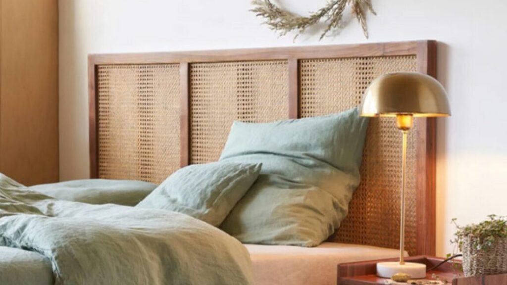 Créer une ambiance bohème chic : comment intégrer une tête de lit en cannage dans votre décoration ?